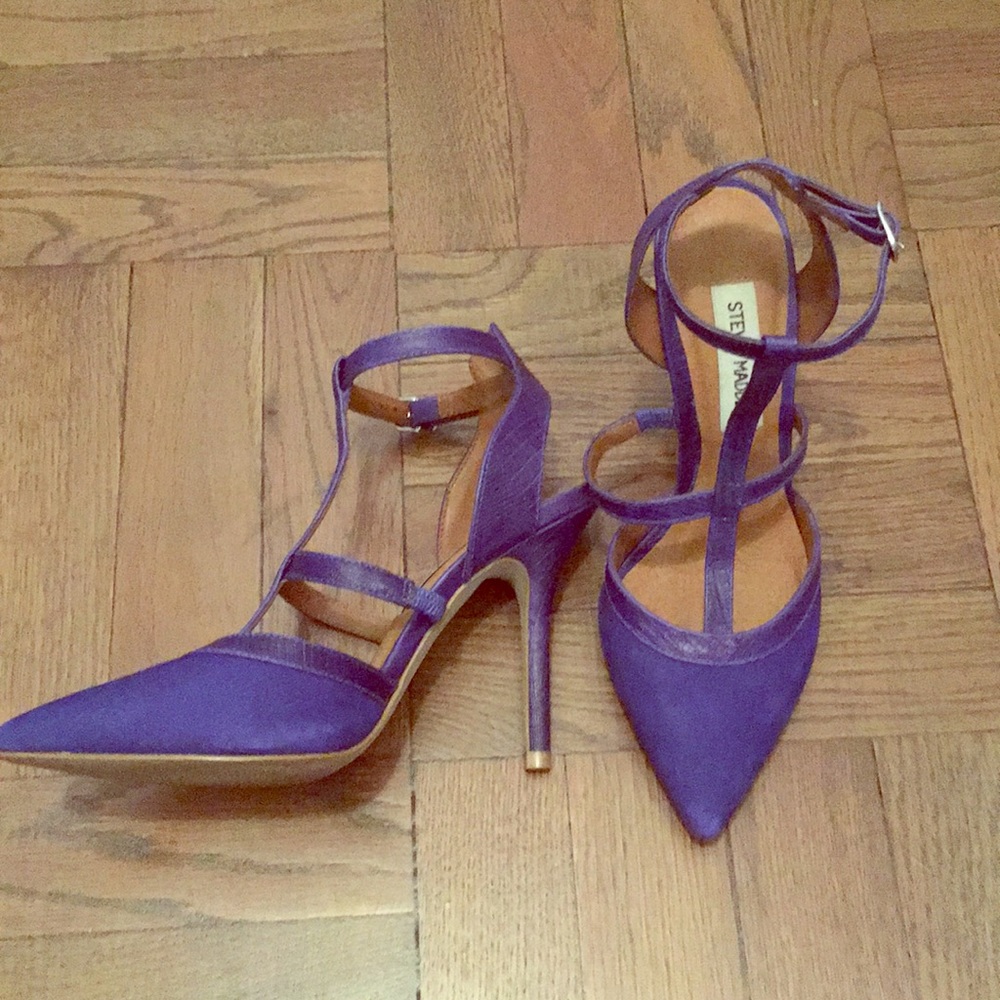 Blue pumps